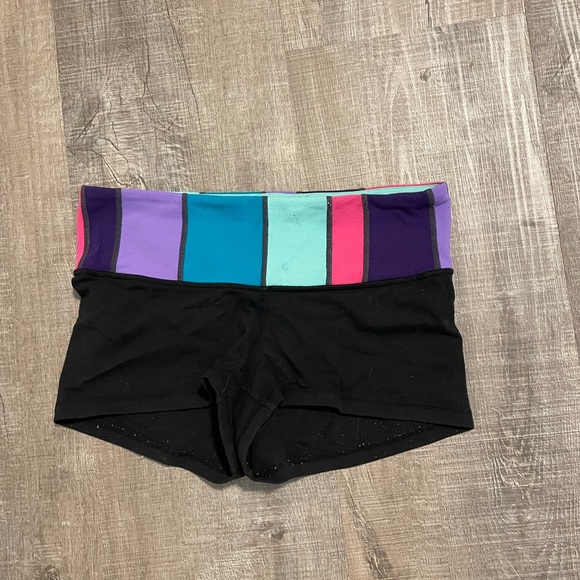 Lululemon Hot Yoga Short- Size 6 - Picture 1 of 3